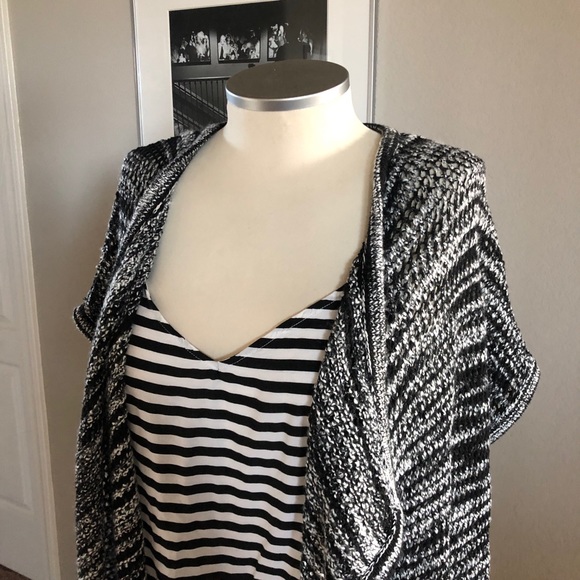 Black and white open front sweater - Picture 3 of 6